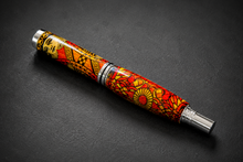 Cargar imagen en el visor de la galería, 3 Gen Pen Company LLC Rollerball Pen Queen Royal Court Playing Card Gold Rollerball Pen