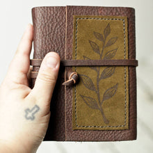 Cargar imagen en el visor de la galería, Leather Journal with Leaf Design - 3 Gen Pen Company LLC